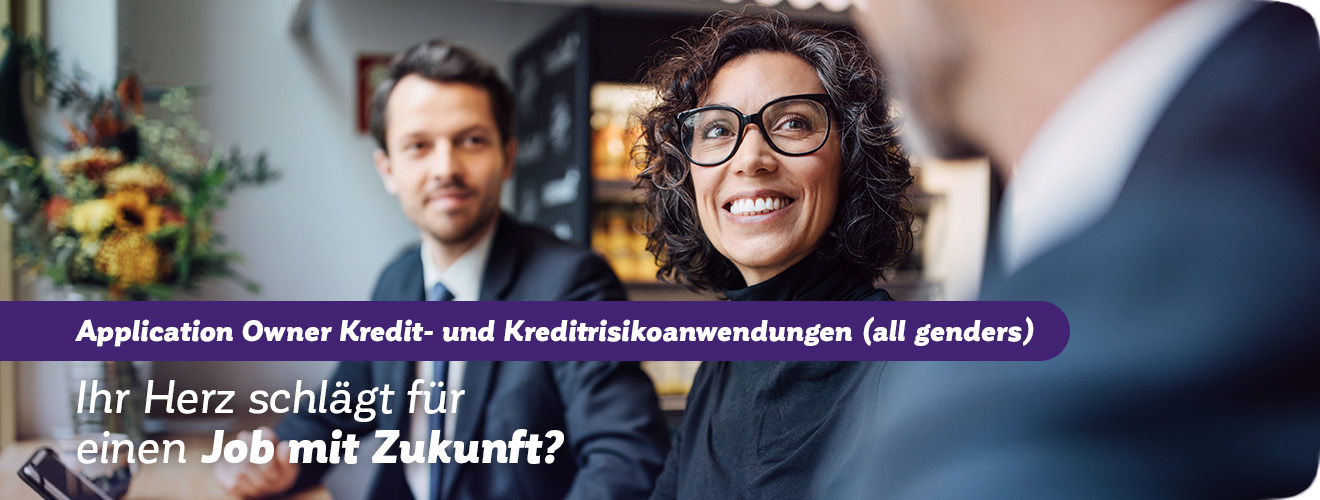 Mitarbeiter lächeln sich an. Slogan: „Ihr Herz schlägt für einen Job mit Zukunft?“