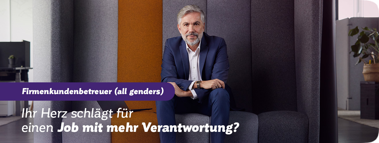 Mann sitzt auf der Couch. Slogan: „Ihr Herz schlägt für einen Job mit mehr Verantwortung?“