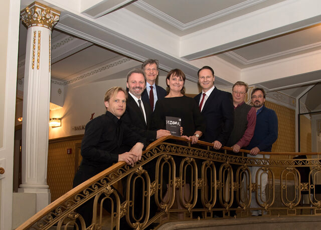 Gelungene Vorpremiere der Oper KOMA im Stadttheater Klagenfurt. V.l.n.r.: Bas Wiegers (Musikalische Leitung), Florian Scholz (Intendant), Dieter Kraßnitzer (Vorstandsmitglied BKS Bank), Herta Stockbauer (Vorstandsvorsitzende BKS Bank), Alexander Novak (Vorstandsmitglied BKS Bank), Georg Friedrich Haas (Komponist), Händl Klaus (Librettist).