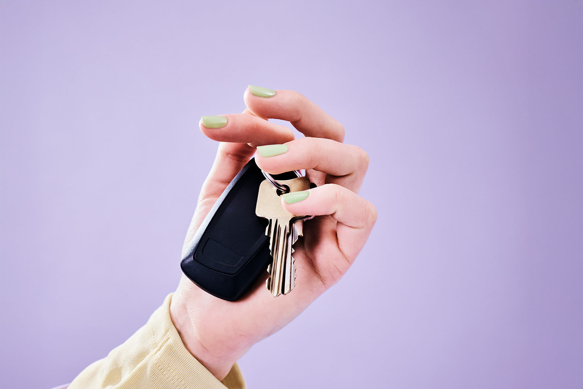 Hand mit Autoschlüssel vor violettem Hintergrund – KFZ-Leasing mit der BKS Bank: flexibel & unkompliziert. Hand mit Autoschlüssel vor violettem Hintergrund – KFZ-Leasing mit der BKS Bank: flexibel & unkompliziert.