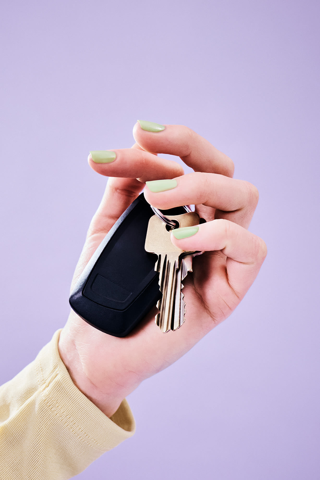 Hand mit Autoschlüssel vor violettem Hintergrund – KFZ-Leasing mit der BKS Bank: flexibel & unkompliziert. Hand mit Autoschlüssel vor violettem Hintergrund – KFZ-Leasing mit der BKS Bank: flexibel & unkompliziert.
